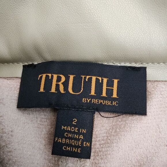 Truth by Republic pleated faux leather shorts - feels real!!! 2 XS - Picture 5 of 9